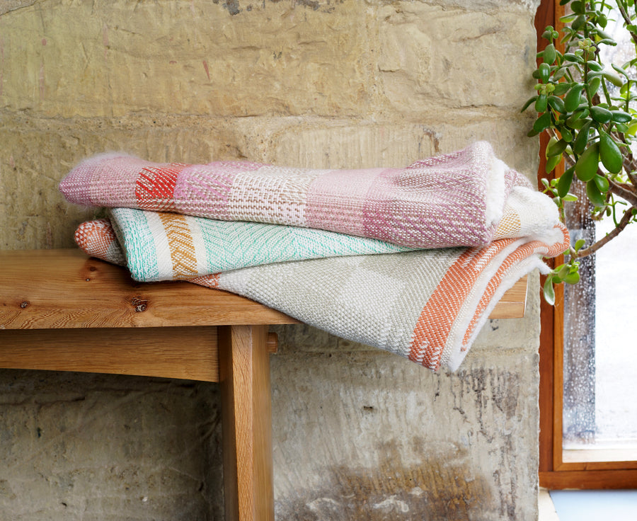 Hand-woven alpaca throw - Pale Grass & Brick